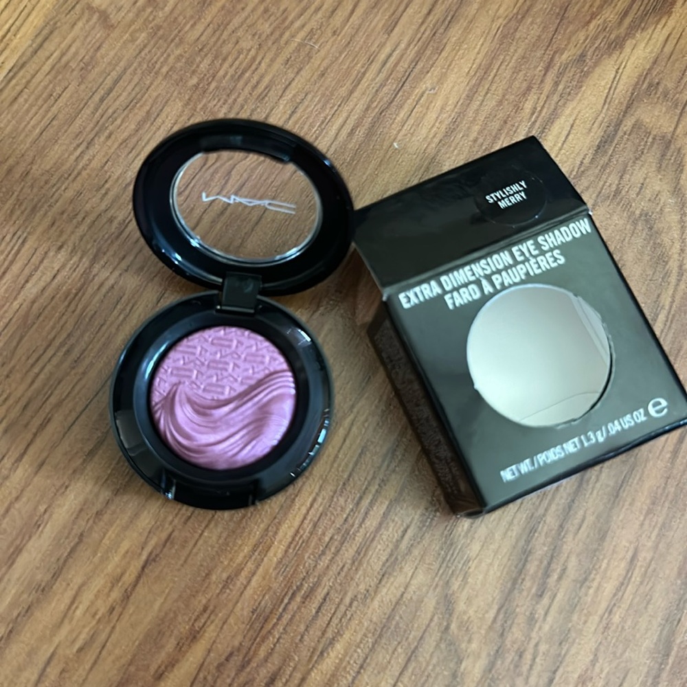 MAC Stylishly Merrily In Extra Dimension Shadow - new with box